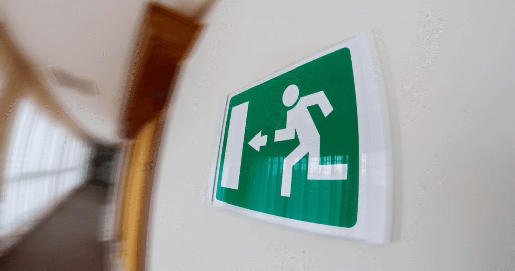 Terminologia da IT-03 aplicada às rotas de fuga os termos técnicos que garantem segurança humana nas edificações