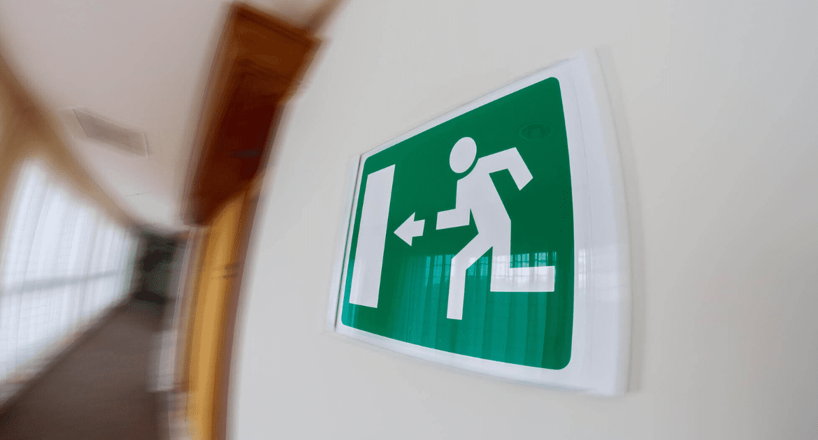 Terminologia da IT-03 aplicada às rotas de fuga os termos técnicos que garantem segurança humana nas edificações